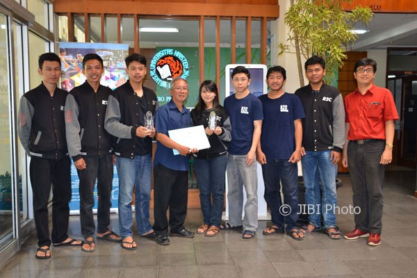 Tim R2C yang beranggotakan mahasiswa Fakultas Teknik Elektonika dan Komputer (FTEK) UKSW Salatiga berfoto bersama dosen pembimbingnya. (Istimewa)