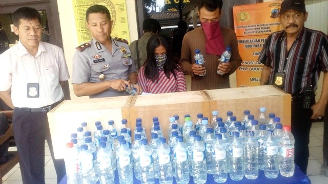 MIRAS SOLO : Wanita Asal Nusukan Nekat Jual Ciu di Rumah, Alasannya Bantu Suami