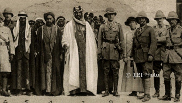 Foto dokumentasi Raja Ibnu Saud bersama para petinggi militer Inggris. (thecentrestar.com)