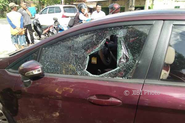 PENCURIAN SUKOHARJO : Ditinggal Salat Jumat, Kaca Mobil Dipecah dan Tas Berisi Uang Diambil Pencuri
