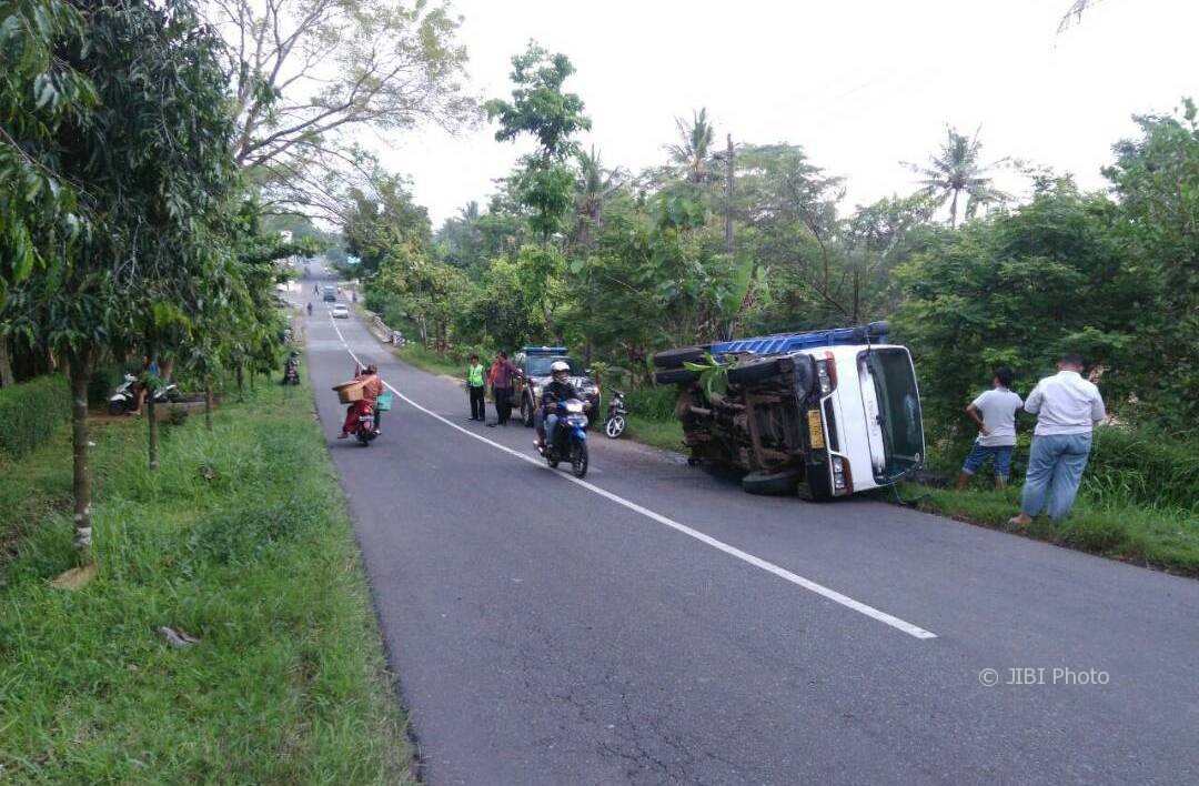 Sebuah truk terguling jalan Ngadirojo-Baturetno, Dusun Sanggrahan RT 002/RW 002, Desa Ngadirojo Kidul, Ngadirojo, Wonogiri, Selasa (2/5/2017) sore. (Istimewa)