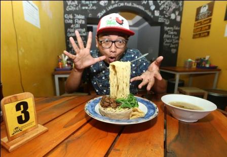 Wow! Mi Ajaib Depan MAN 1 Solo Ini Bisa Melayang