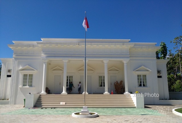 Suparno (kiri) berbincang dengan temannya di teras Istana Parnaraya yang mirip Istana Negara di Dusun Kebonagung RT 003/RW 001, Desa Kebonagung, Sidoharjo, Wonogiri. (Rudi Hartono/JIBI/Solopos)