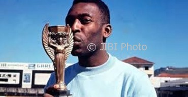 Legenda sepak bola asal Brasil, Edison Arantes do Nascimento alias Pele bersama trofi Jules Rimet. (Sensacionalista.com.br)