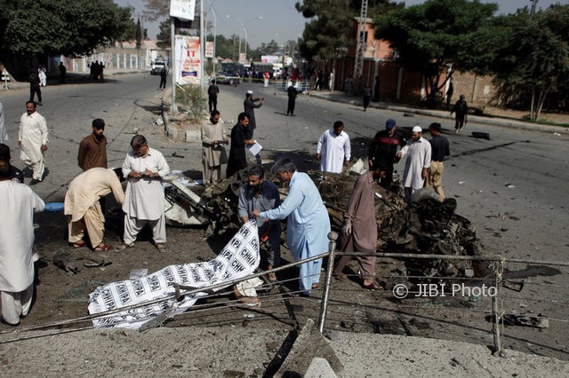Polisi dan petugas penyelamat mengevakuasi korba bom di Quetta, Pakistan, Jumat (23/6/2017). (JIBI/Reuters/Naseer Ahmed)