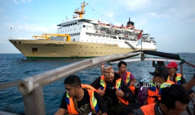 Penumpang K.M. Kelimutu meninggalkan kapal dengan perahu wisata menuju Pulau Karimunjawa, Jateng, Sabtu (10/6/2017). (JIBI/Solopos/Antara/Aji Styawan)