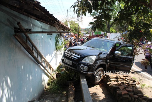 KECELAKAAN BOYOLALI : Tabrakan Mobil vs Truk, Satu Rumah Warga Rusak