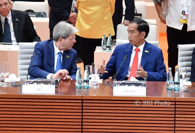 Presiden Jokowi berbincang dengan PM Italia Paolo Gentiloni di KTT G20, Jerman. (Twitter/@jokowi)