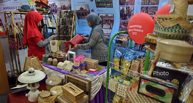 Penjaga stan Pameran Produk Unggulan UMKM di Semarang, melayani calon konsumen Jumat (7/7/2017). (JIBI/Solopos/Antara/R. Rekotomo)