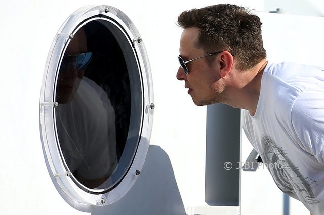 CEO SpaceX, Elon Musk, memeriksa Hyperloop Pod II 27 Agustus 2017. (JIBI/ReutersMike Blake)
