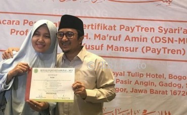 Yusuf Mansur bersama istri menunjukkan sertifikat dari MUI untuk Paytren. (Istimewa/Instagram)