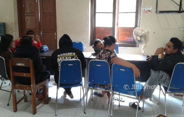 RAZIA KARANGANYAR : Satpol PP Jaring 6 PSK di Plampang