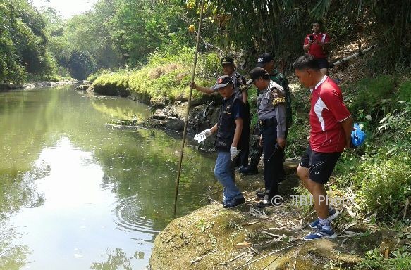 Tim Polsek Karangmalang dan Polres Sragen melakukan olah kejadian perkara di Kedung Emas Sungai Mungkung, Dukuh Purworejo, Desa Jurangjero, Karangmalang, Sragen, Jumat (11/8/2017). (Istimewa/Agus Irianto)