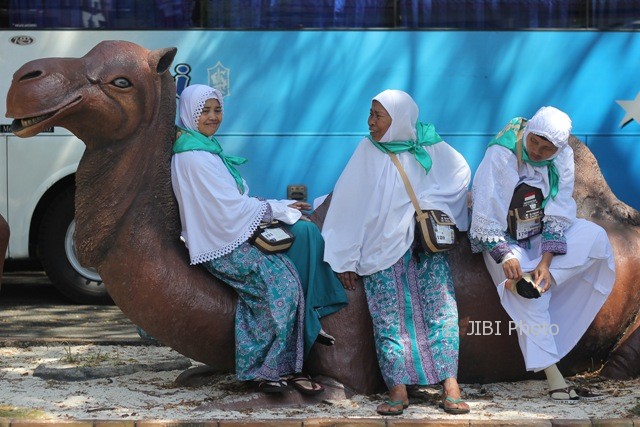 Jemaah calon haji menunggu jadwal keberangkatan di Asrama Haji Embarkasi Surabaya (AHES), di Surabaya, Jawa Timur, Jumat (28/7/2017). (JIBI/Solopos/Antara/Moch. Asim)