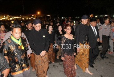 Mendagri Cahyo Kumolo (kiri) Menteri KKP Susi Pujiastuti, Gubernur Jateng Ganjar Pranowo, dan ketua MK Arif Hidayat mengikuti Kirab malam 1 Sura di Pura Mangkunegaran, Rabu (20/9/2017) malam. (Sunaryo Haryo Bayu/JIBI/Solopos)