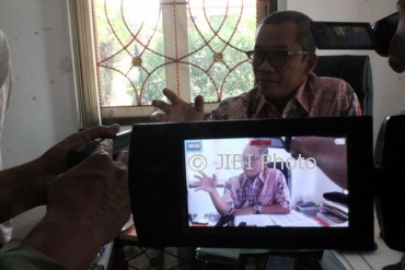 Sekretaris Daerah (Sekda) Sragen Tatag Prabawanto memaparkan pelayanan UPTPK kepada wartawan di ruang kerjanya di kompleks Sekretariat Daerah (Setda) Sragen, Jumat (22/9/2017). (Tri Rahayu / JIBI / Solopos)