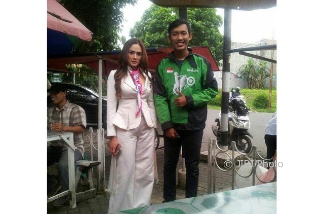 Foto Bareng Driver Ojek Eh Mulan Jameela Kena Sindir Solopos Com Foto Bareng Driver Ojek Eh Mulan Jameela Kena Sindir Solopos Com