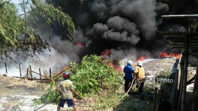 KEBAKARAN SRAGEN : Limbah Rongsok Milik Warga Gemolong Dilalap Si Jago Merah