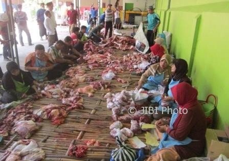 IDULADHA 2017 : Tim Disnakkan Karanganyar Temukan Hati Sapi Bercacing di Masjid Agung
