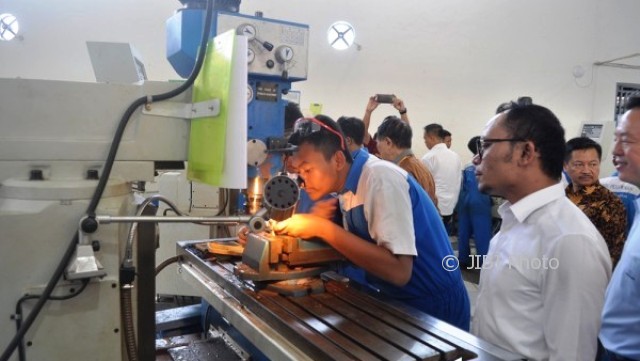 Menaker Hanif Dhakiri Tuding Kurikulum SMK Tak Sesuai Kebutuhan Industri