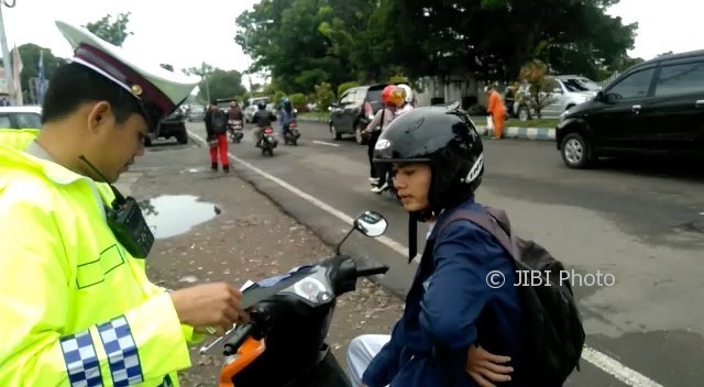 Video Viral Begini Cara Polisi Jelaskan Biker Yang Minta Surat Perintah Tilang Solopos Com Panduan Informasi Dan Inspirasi