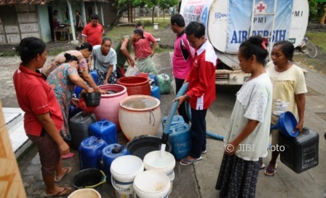 FOTO KEMARAU 2017 : PMI Setia Kirim Air ke Grobogan