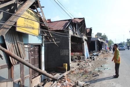KECELAKAAN KLATEN : Penyandang Tunanetra Tewas Terjepit Ban Truk Gandeng yang Menabrak Rumahnya