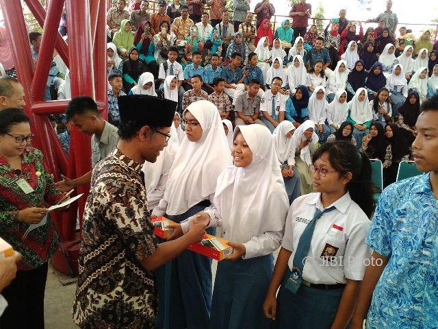 PENDIDIKAN BOYOLALI : Dapat Nilai UN 100, 390 Siswa Diganjar Komputer Tablet