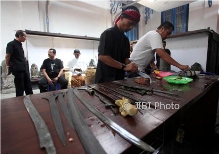 16 Pusaka Berusia 200-An Tahun Koleksi Radya Pustaka Solo Dijamasi