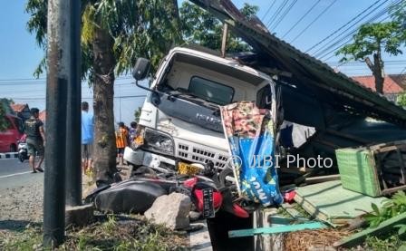 KECELAKAAN KLATEN : Mobil Boks Seruduk Warung Satai, Pengendara Motor Tewas Terseret