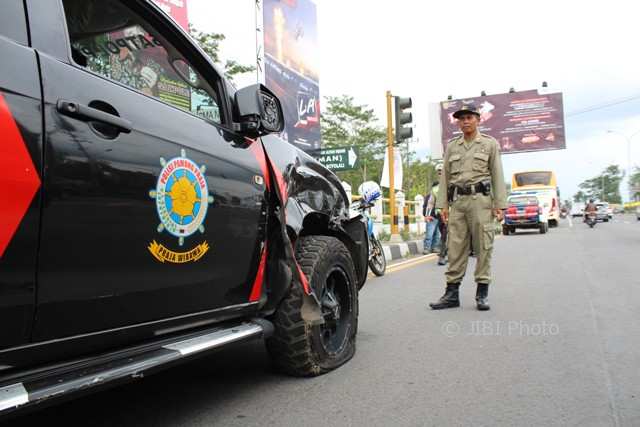 KECELAKAAN BOYOLALI : Mobil Dinas Satpol PP Rusak Diserempet Bus