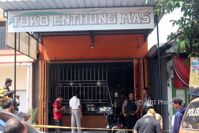 PERAMPOKAN SRAGEN : Lepaskan 3-4 Tembakan, 6 Perampok Kuras 1 Kg Perhiasan di Jambangan
