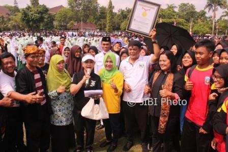 Masuk Muri, Pelajar Karanganyar Kalahkan Rekor Baca Puisi Tugu Monas Jakarta