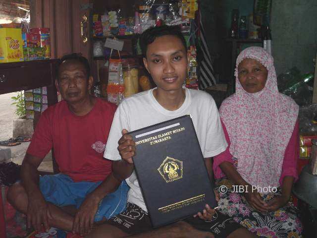 KISAH INSPIRATIF : Perjuangan Pemuda Solo Kuliah Sambil Bekerja hingga Jadi Wisudawan Terbaik Unisri