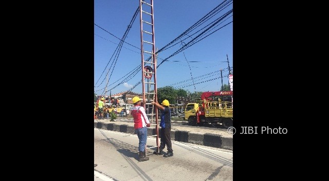 Tiang Listrik Pertigaan Mlese Patah, Jl. Klaten-Solo Macet