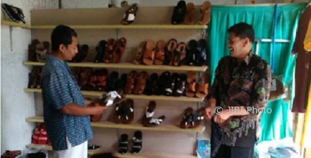 Dukung UMKM, Gubernur Jateng Pengin Beli Sandal Karya Santri Cilacap