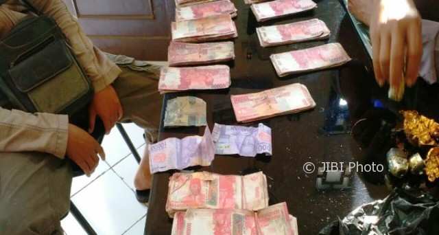 UANG PALSU BATANG : 3 Pelajar Batang Temukan 200 Lembar Upal