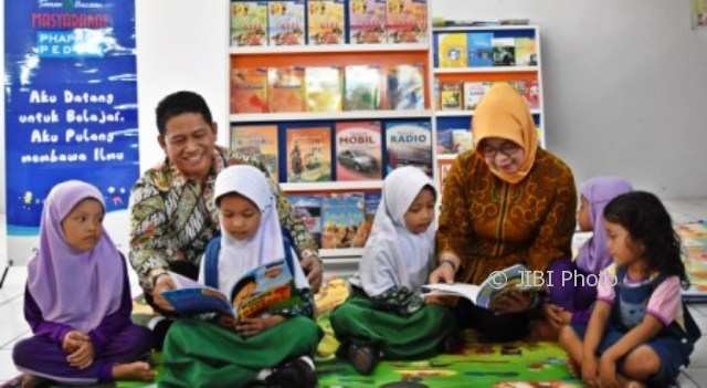 Foto Phapros dan Balai Pustaka Buka Taman Baca