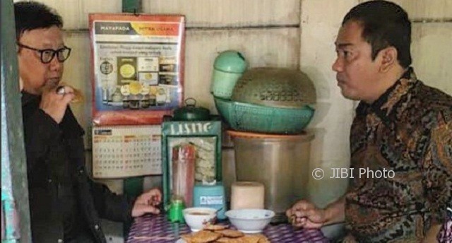WALI KOTA SEMARANG : Makan Bareng Mendagri, Hendi Pilih Warung Kaki Lima