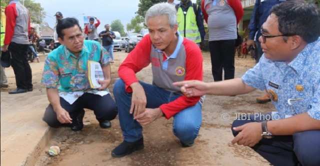PEMBANGUNAN JATENG : Ganjar Janji Perbaiki Jalan Rusak Dampak Tol, Warga Penuh Harap