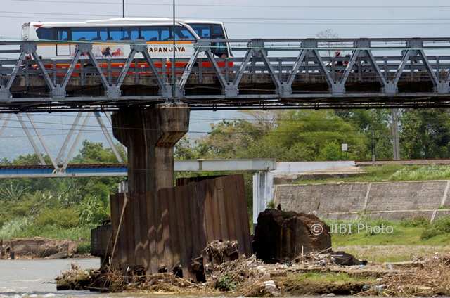 INFRASTRUKTUR TULUNGAGUNG : Fondasi Jembatan Ngujang Terlihat Menggantung akibat Erosi