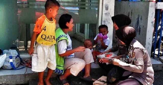 KISAH INSPIRATIF : Jadi Tukang Parkir, Ibu 3 Anak di Semarang Banjir Pujian Karena Ini...