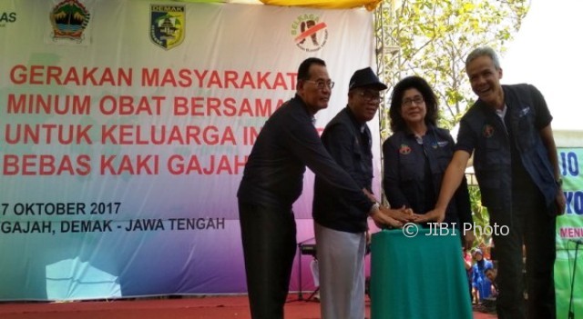Menkes Bagi-Bagikan Sertifikasi Eliminasi Filariasis di Demak