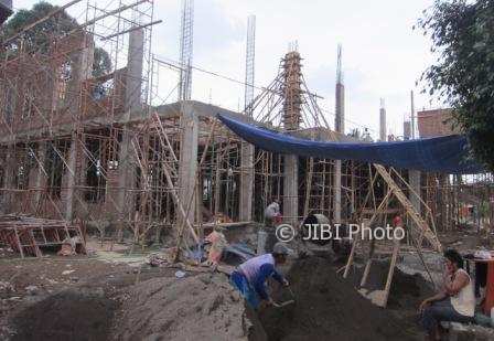 PEMBANGUNAN KARANGANYAR : Kabel Telepon di Area Pembangunan Kantor Kecamatan Karangpandan Bukan Milik PT Telkom