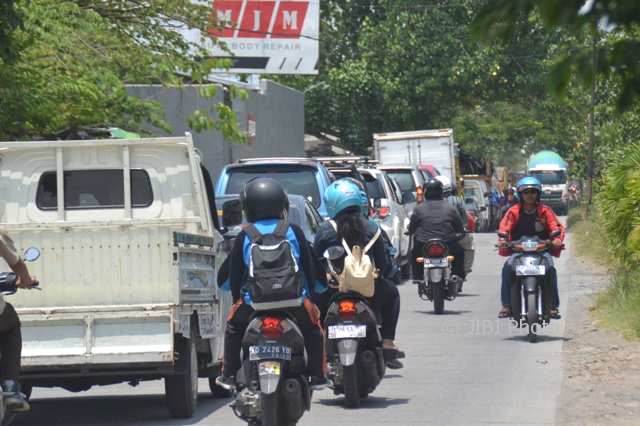 Jl. Ciu Sukoharjo Macet 2 Km karena Jembatan Mojo Solo Ditutup