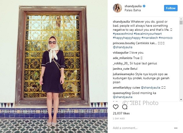 INSTAGRAM ARTIS : Pamer Foto Pakai Kerudung, Shandy Aulia Tuai Cibiran