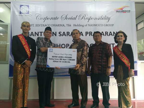 PT Bintraco Dharma, Tbk (Holding Company of Nasmoco Group) Dukung Program Teaching SMK Negeri 7 Semarang Dengan Bantuan Senilai Rp150 Juta. (IST/Dok PT Bintraco Dharma)