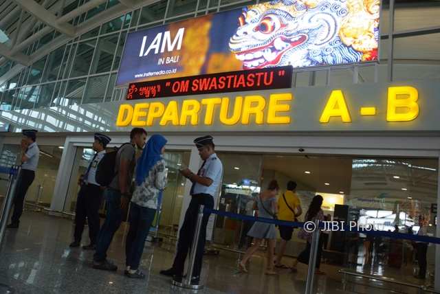 Petugas memeriksa tiket penumpang di Bandara Ngurah Rai Bali, Rabu (29/11/2017). (JIBI/Solopos/Antara/Wira Suryantala)