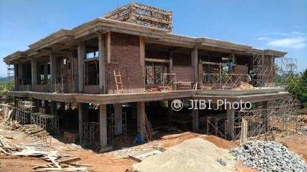 Pekerja mengerjakan proyek Gedung Aula Dinas Pendidikan dan Kebudayaan (Disdikbud) Wonogiri di Bulusulur, Kecamatan Wonogiri, Senin (6/11/2017). (Rudi Hartono/JIBI/Solopos)
