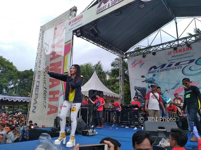 “Selingkuh” Hingga “Bojo Galak”, Via Vallen Goyang Alun-Alun Klaten